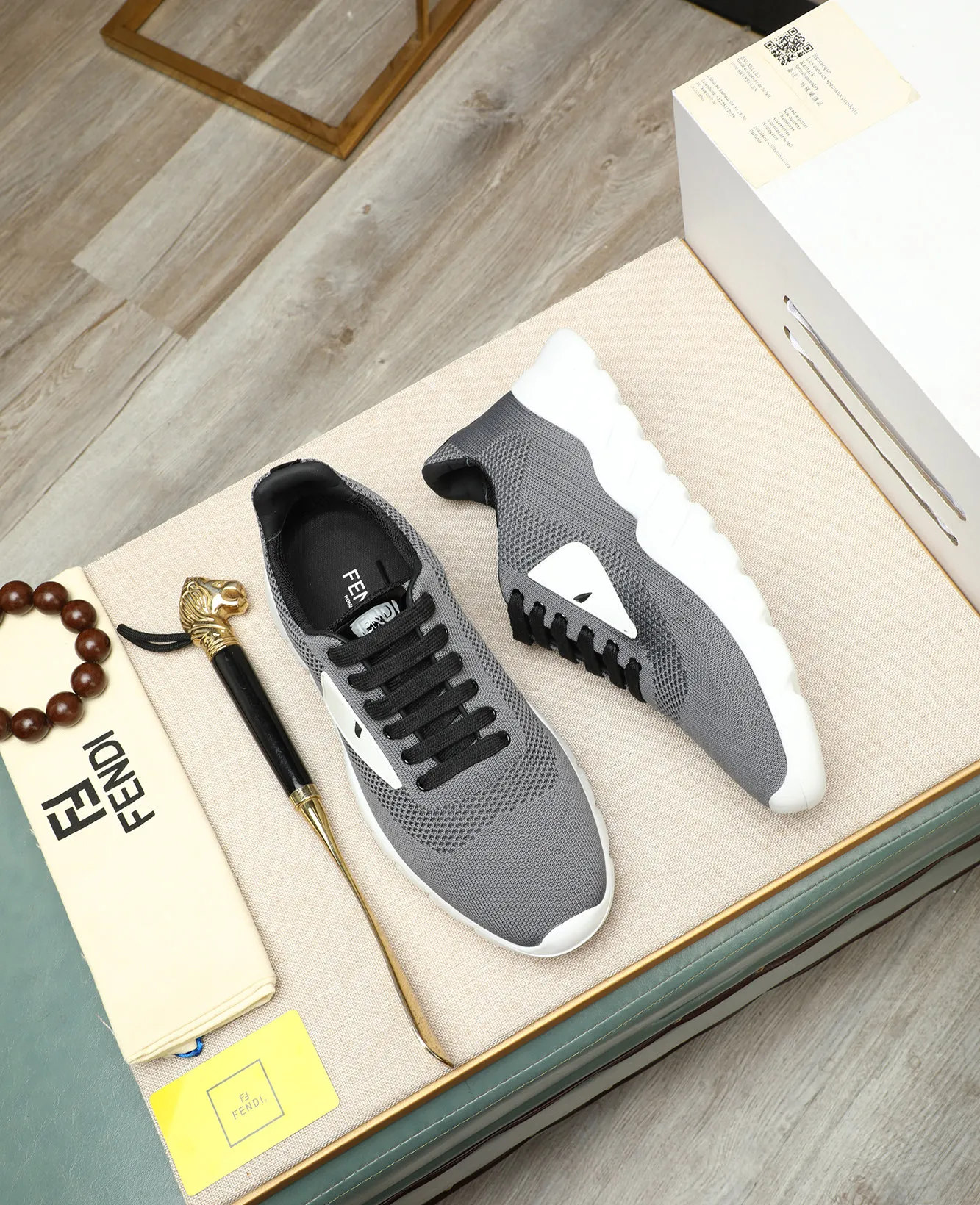 Men's Men's Shoes 💰680 Fendi Fendi's latest Tag series of men's casual mesh sports running shoes, originally purchased and developed, this Tag sports shoe is a one-leg sneaker, made of black high-tech mesh material with gray neoprene details. Oversized FENDI lettering on the side and translucent rubber details. Light and flexible rubber running shoe soles, beautifully packaged at the delivery counter, customized breathable lining, original molded foam rubber outsole, sole thickness: 3.5CM! Size: 39-44 (customized at 38.45.46)